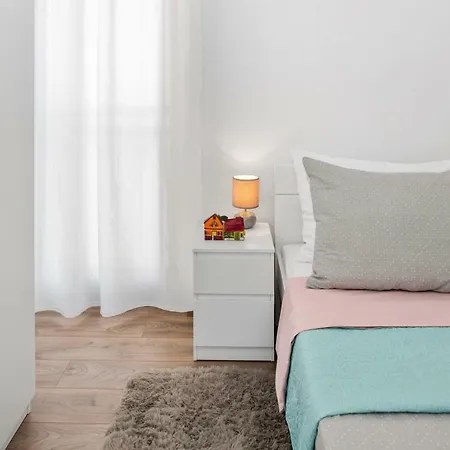 Comfortable 3-bedroom With Balcony And Fast Wi-fi - 10 Minutes From Old Town Apartment