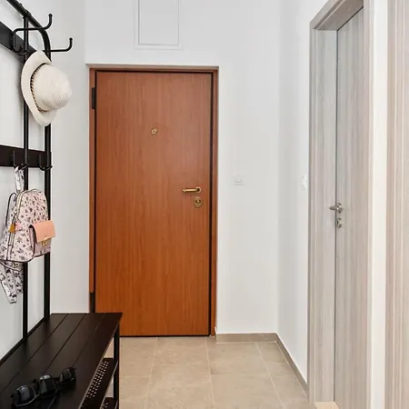 Comfortable 3-bedroom With Balcony And Fast Wi-fi - 10 Minutes From Old Town * 斯普利特
