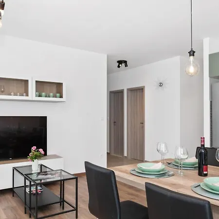 Comfortable 3-bedroom With Balcony And Fast Wi-fi - 10 Minutes From Old Town * 斯普利特