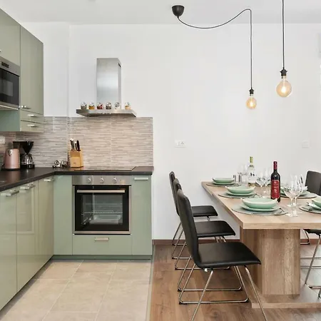 Comfortable 3-bedroom With Balcony And Fast Wi-fi - 10 Minutes From Old Town 斯普利特