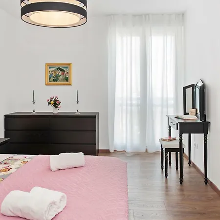 Apartment Comfortable 3-bedroom With Balcony And Fast Wi-fi - 10 Minutes From Old Town *