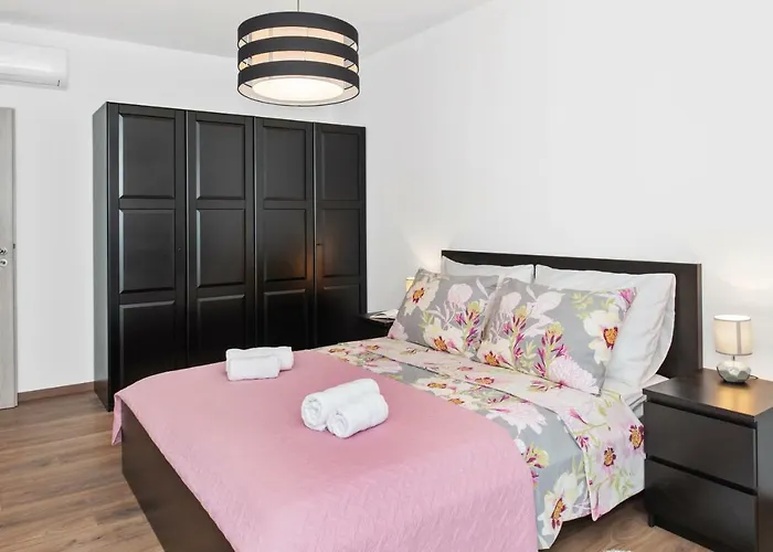 Comfortable 3-bedroom With Balcony And Fast Wi-fi - 10 Minutes From Old Town شقة سبليت