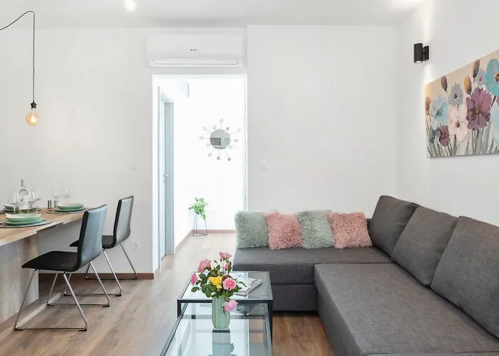 Comfortable 3-bedroom With Balcony And Fast Wi-fi - 10 Minutes From Old Town