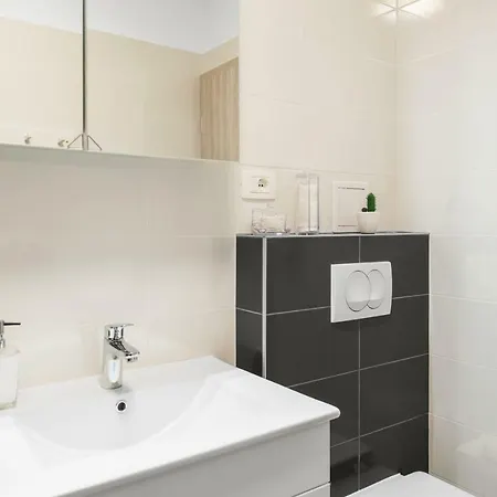 Apartment Comfortable 3-bedroom With Balcony And Fast Wi-fi - 10 Minutes From Old Town Split